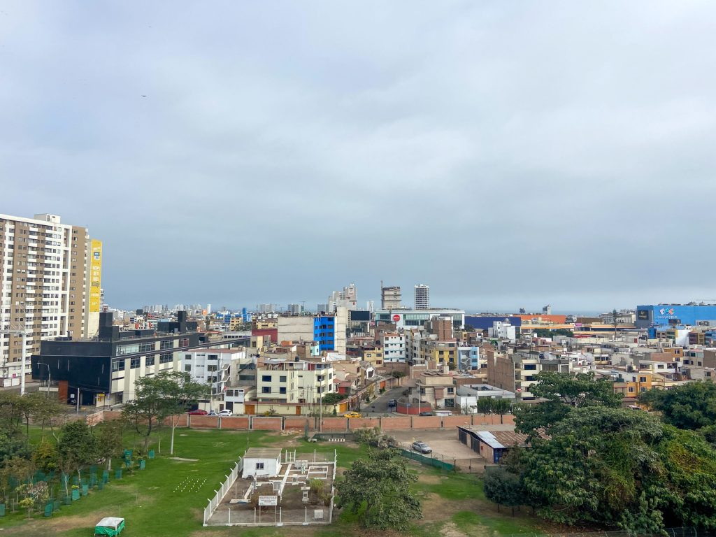 Wide shot of Lima city.